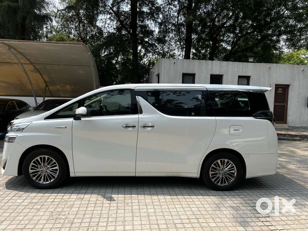 Toyota Vellfire 2.5 Hybrid, 2022, Petrol