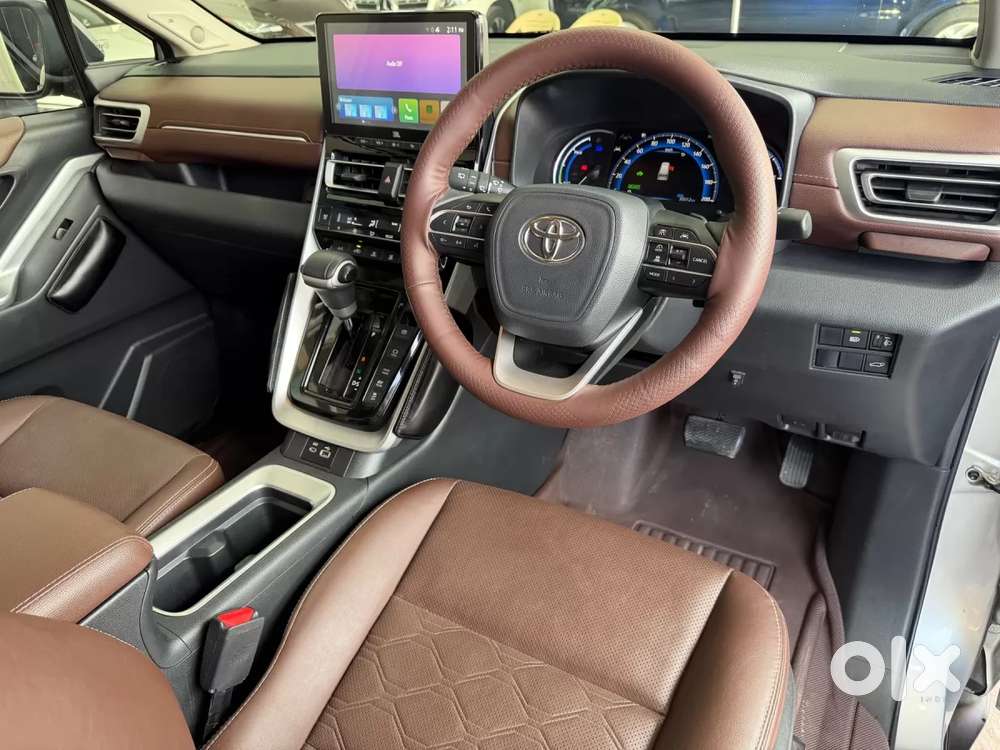 Toyota Innova Hycross, 2025, Petrol