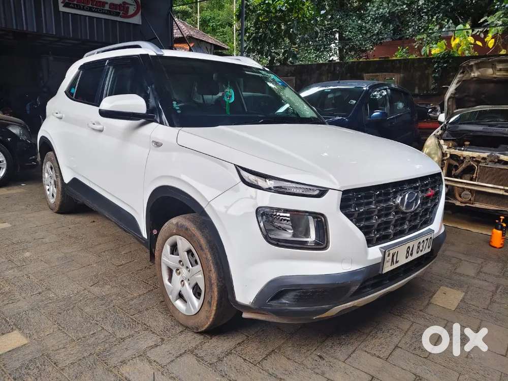 Hyundai Venue 2021 Petrol 68500 Km Driven