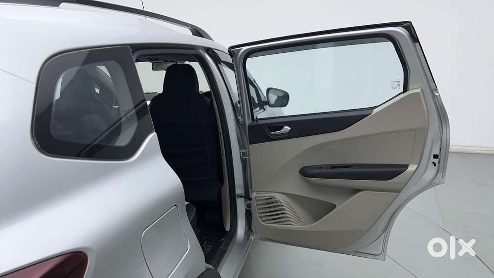 Renault Triber Rxz, 2022, Petrol