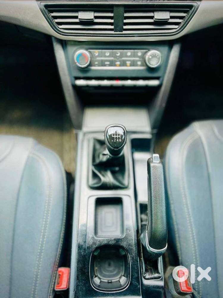 Mahindra Xuv700 2.0 Ax 5 Petrol Mt 7 Str, 2022, Petrol