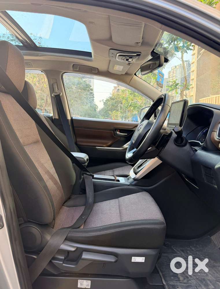 Toyota Innova Hycross