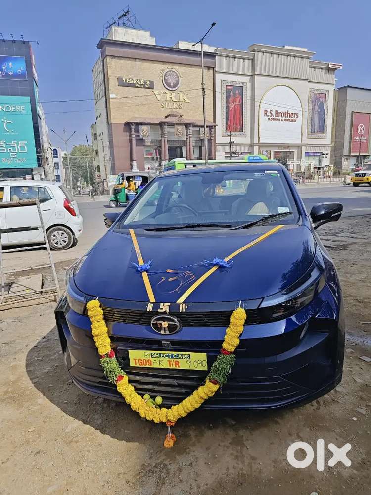 Tata Altroz 2025 Petrol Good Condition With Top End Attached Sun Roof