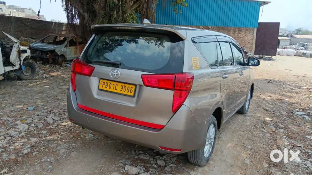 Innova Crysta 2.4 Gx 7 Setar