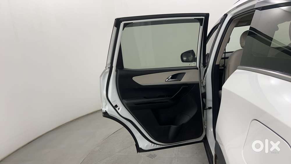 Mahindra Xuv700 2.0 Ax 7 Petrol At Str, 2022, Petrol