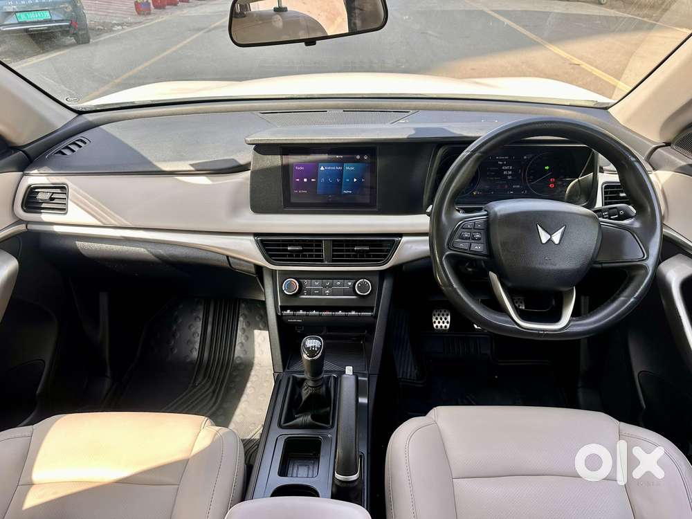 Mahindra Xuv700 Mx Petrol Mt 5 Str (e), 2023, Petrol
