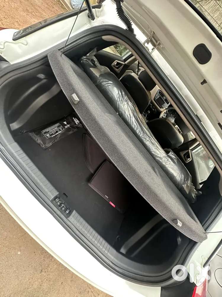 I20 Sportz White Exterior/ Brown Interior