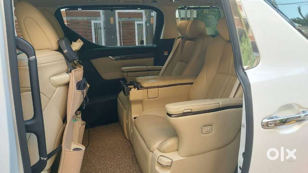 Toyota Vellfire 2.5 Executive Lounge, 2023, Cng & Hybrids