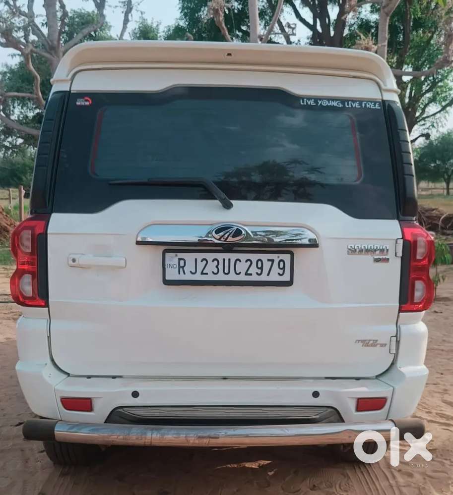 Mahindra Scorpio S11