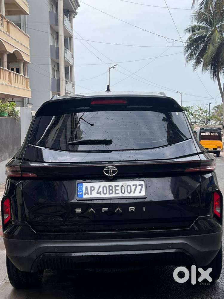 Tata Safari Accomplished+ Automatic (at) 2024  Top Model  Black