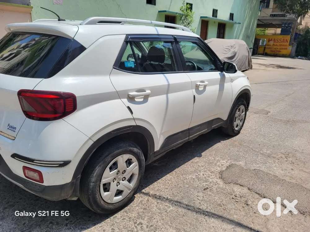 Only 43,000 Kms Hyundai Venue Petrol 2021