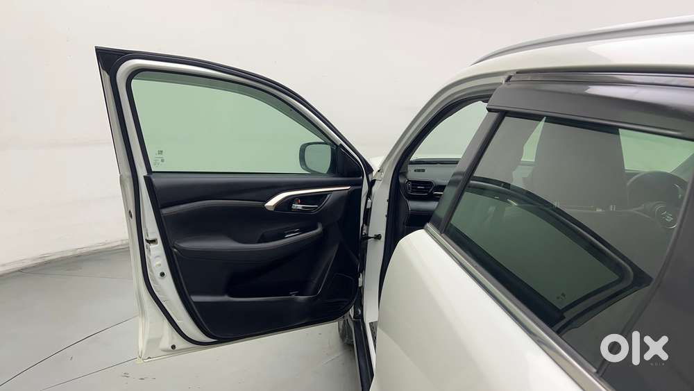 Maruti Suzuki Grand Vitara 1.5 Alpha Plus Intelligent Hybrid Ecvt, 2..