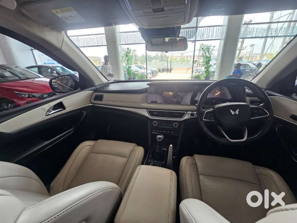 Mahindra Xuv700 2.0 Ax 7 Petrol Mt Str, 2022, Petrol