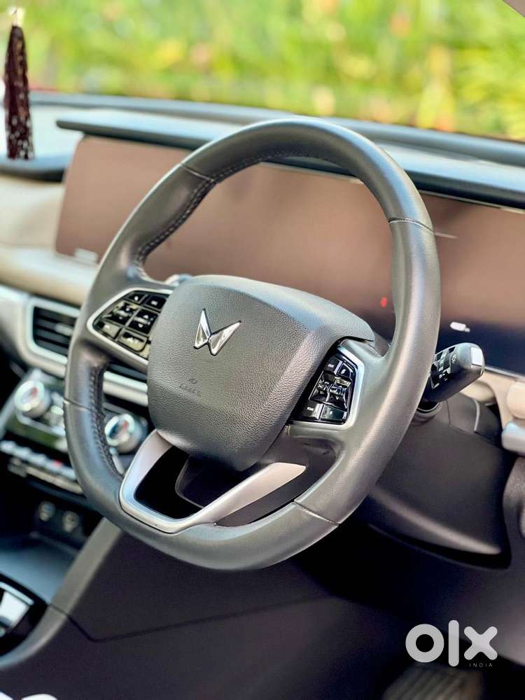 Mahindra Xuv700 2.0 Ax 7 Petrol At Str, 2023, Petrol