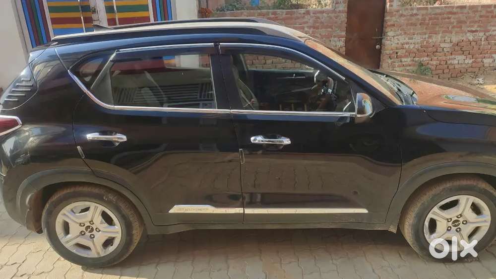 Second Top, Kia Sonet 2022 Diesel Well Maintained, Company Service.