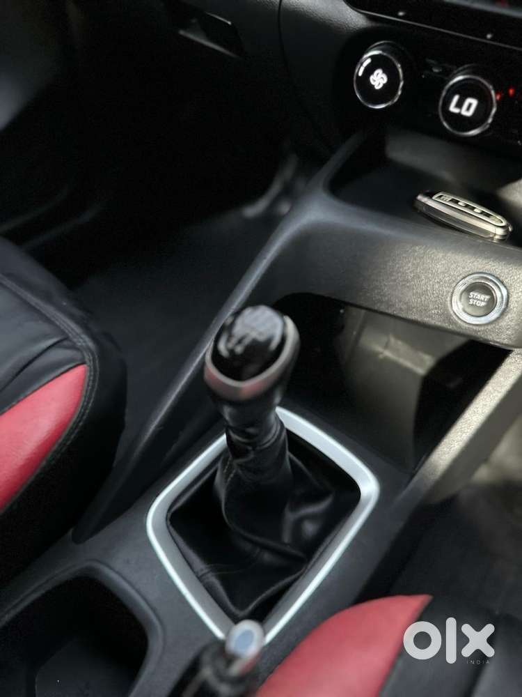 Nissan Magnite 1.0 Xv Premium, 2021, Petrol