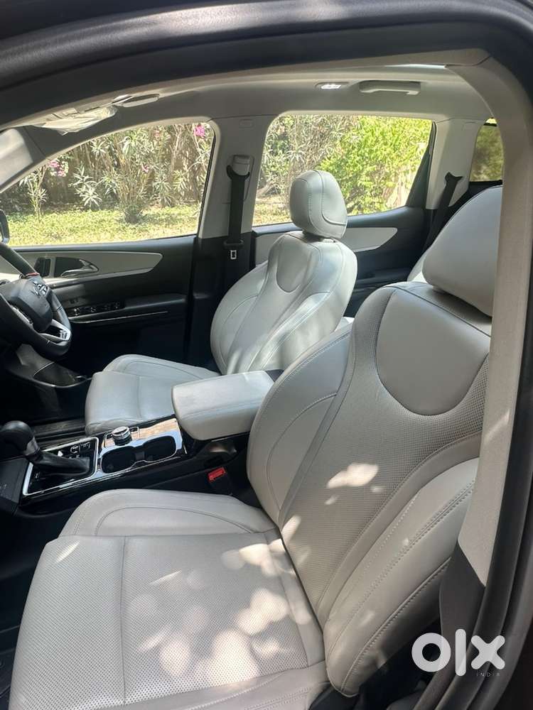 2025 Mahindra Xuv700 Ax7l Petrol At  Top Model  8,000 Km  Like New