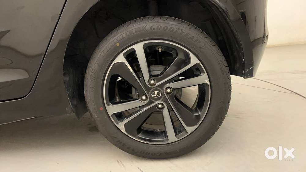 Tata Altroz 1.2 Xza Plus Dark Edition Dct, 2023, Petrol