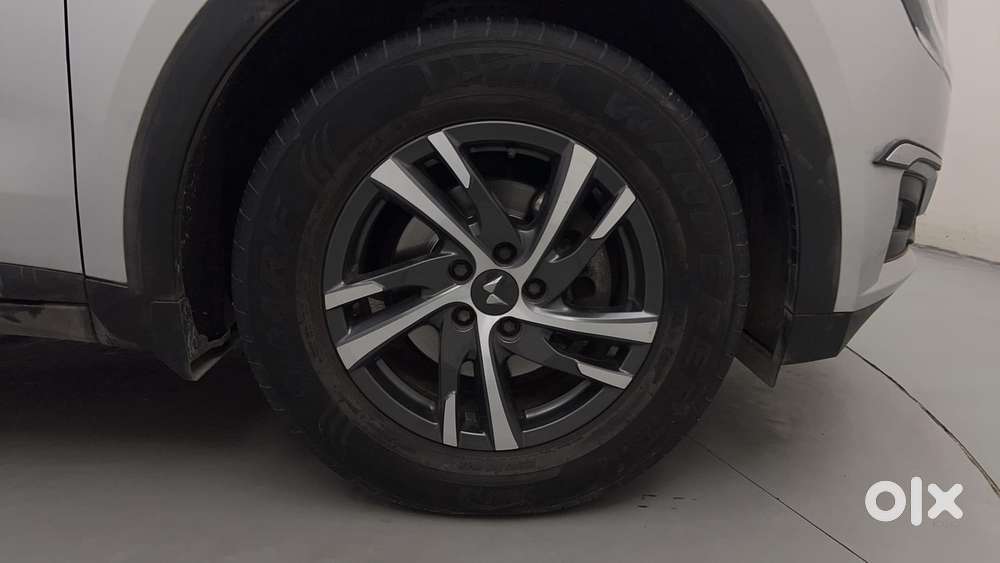 Mahindra Xuv700 2.0 Ax 5 Petrol At Str, 2023, Petrol