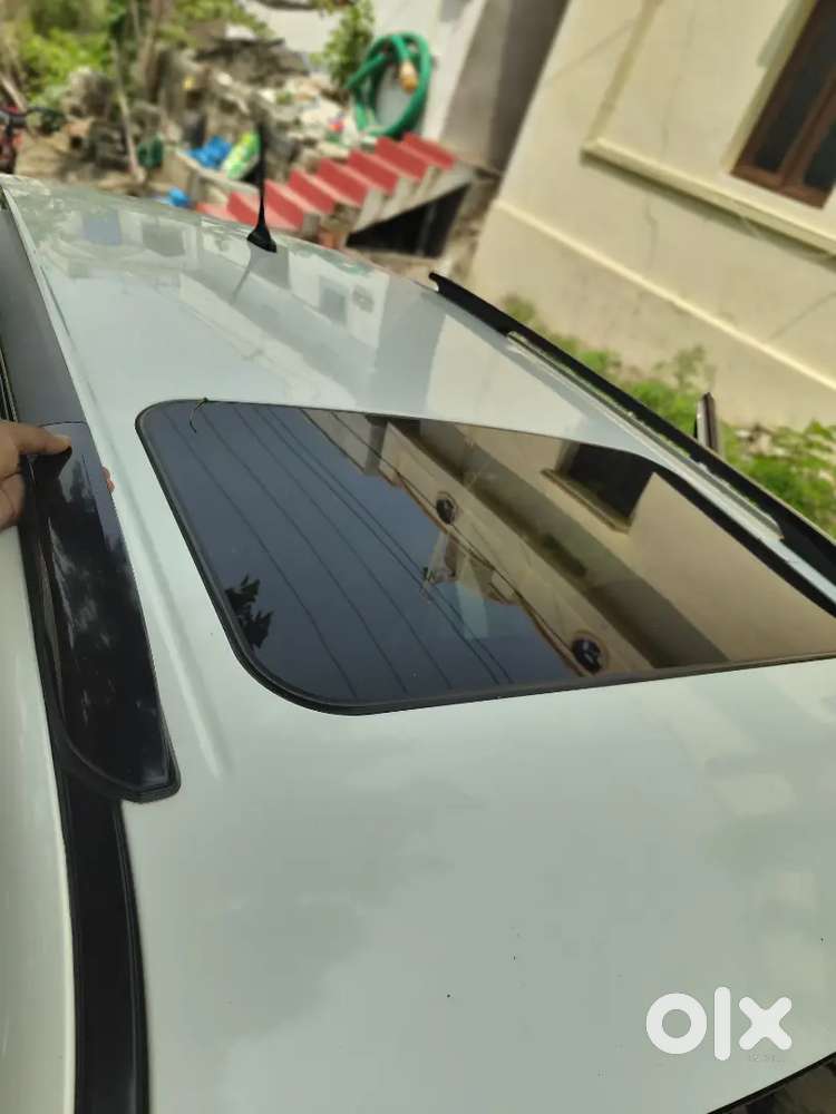 Mahindra Xuv300 Mid Variant | Sunroof | White | Excellent Condition |