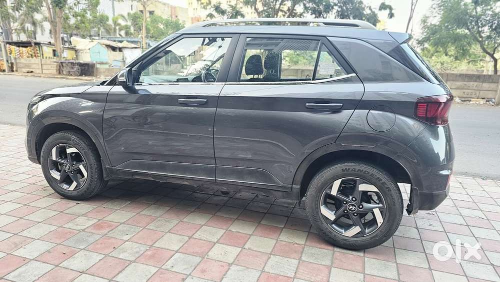 Hyundai Venue Petrol Automatic 2021