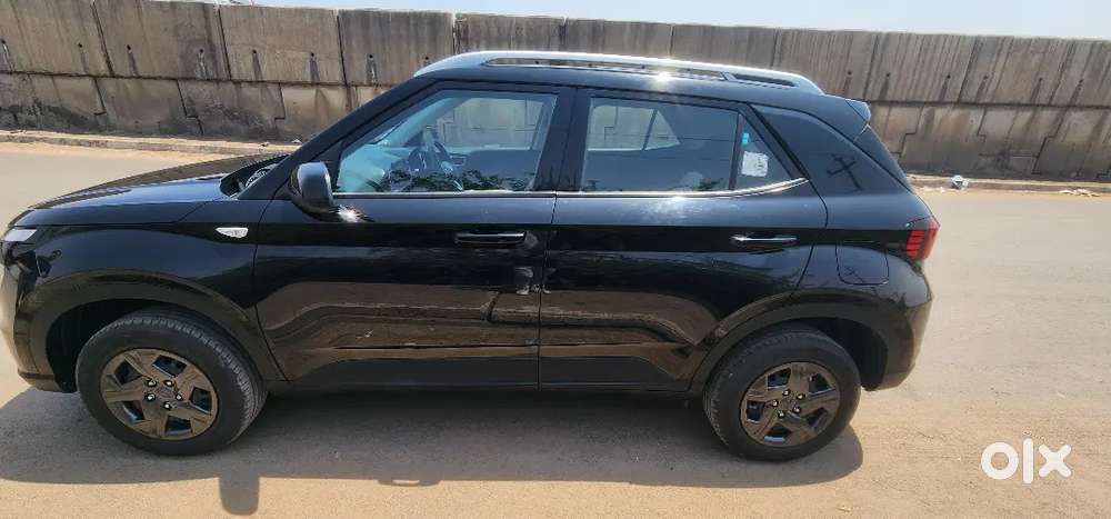 Hyundai Venue 2025 Petrol 4000 Km Driven