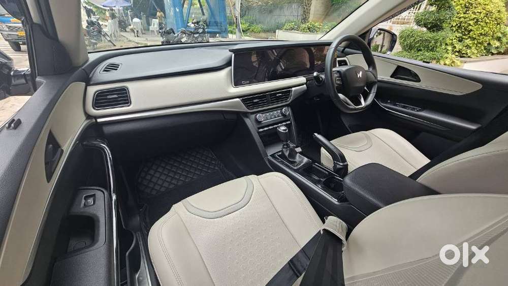 Mahindra Xuv700 2.0 Ax 5 Petrol Mt 7 Str, 2022, Petrol