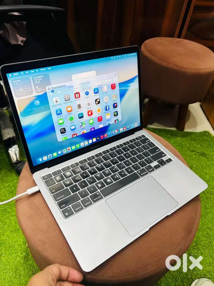 V - Apple MacBook Air M1 Chip