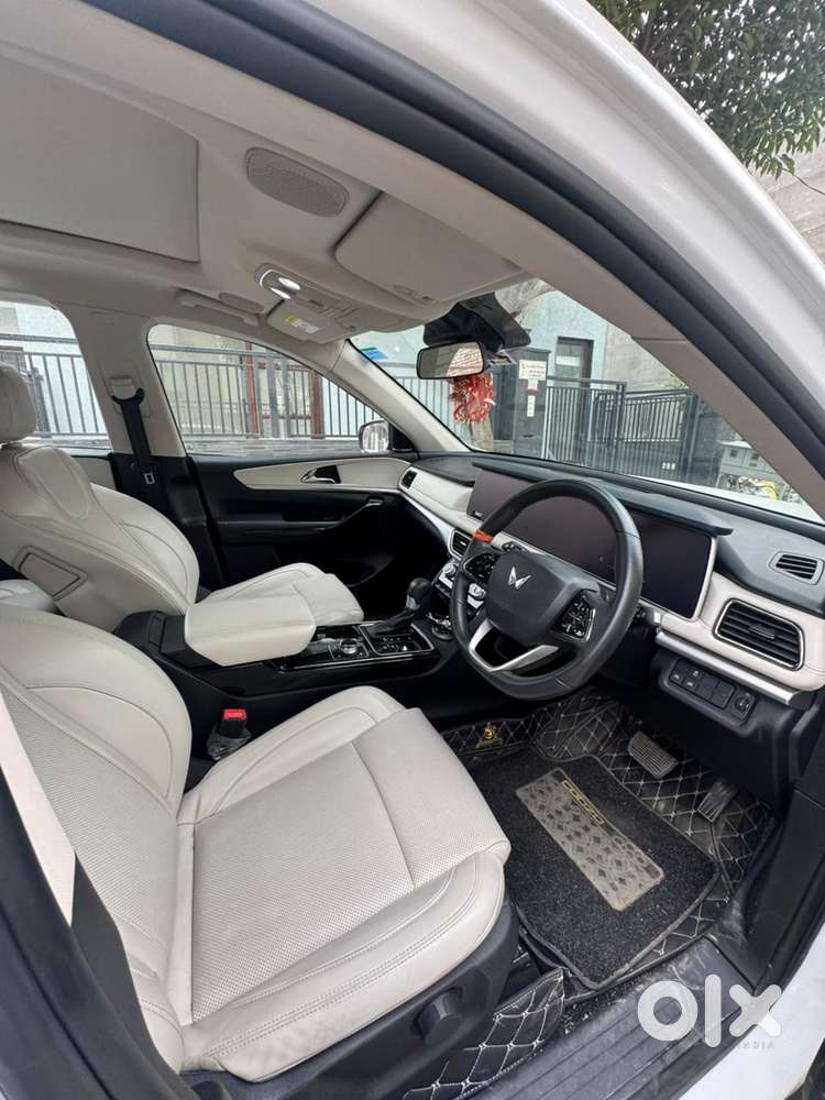 Mahindra Xuv700 Ax7l 6 Str At, 2024, Petrol