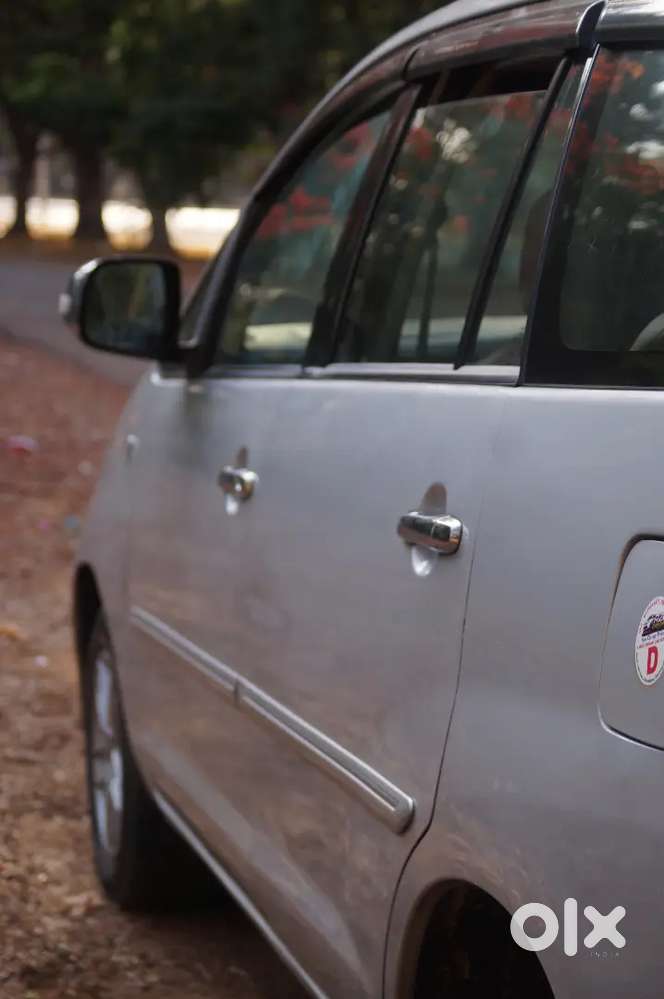 Toyota Innova 2.5v 8 Seater Diesel Engine Top Model For Sale