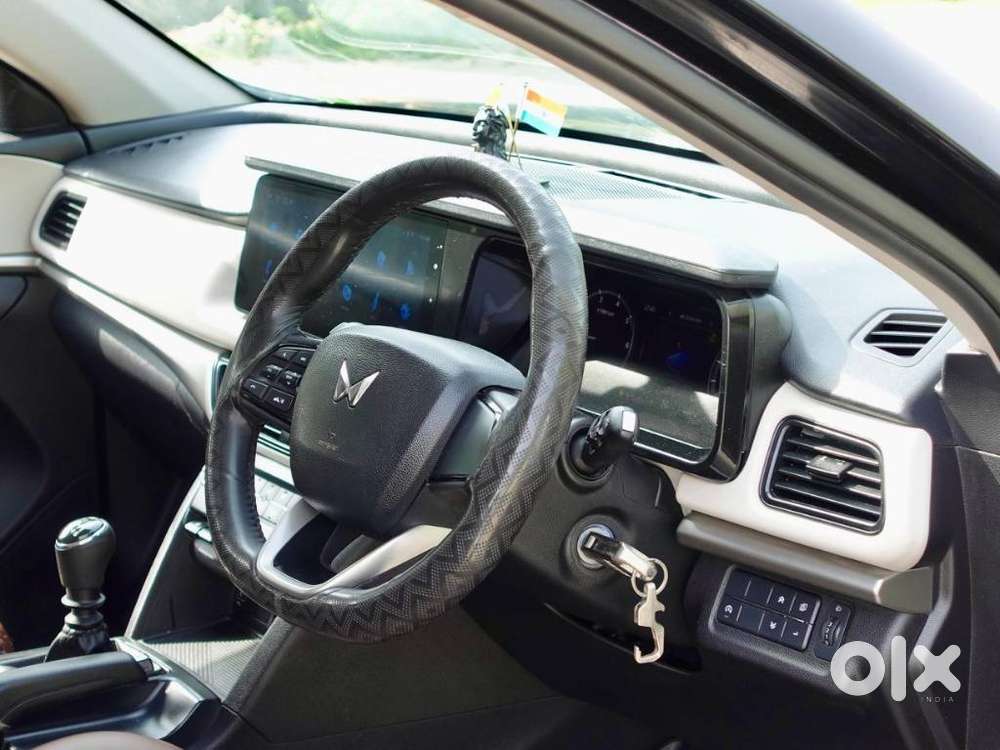 Mahindra Xuv700 2.0 Mx Petrol Mt 5 Str, 2024, Petrol
