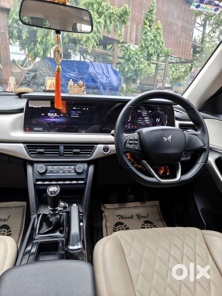 Mahindra Xuv700 2.0 Ax 5 Petrol Mt 7 Str, 2025, Petrol