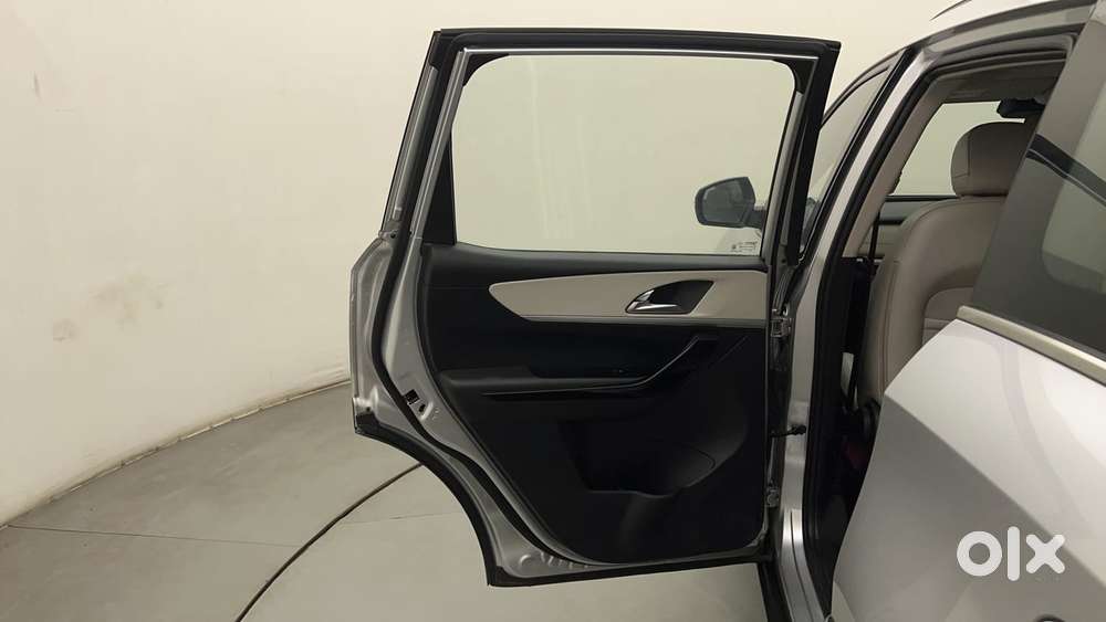 Mahindra Xuv700 2.0 Ax 7 Petrol At Luxury Pack Str, 2021, Petrol