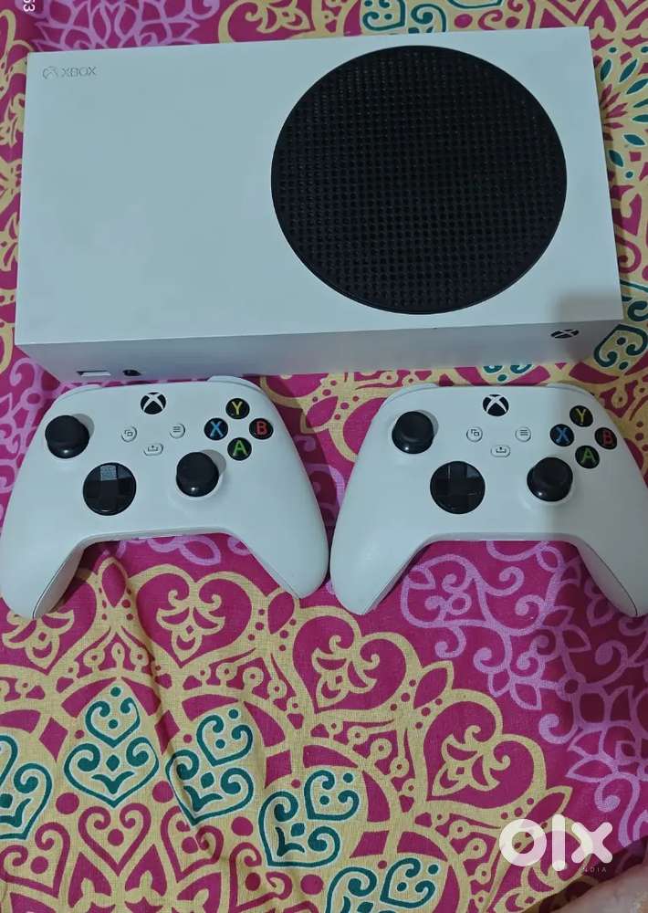 Xbox series s with 2 original remote