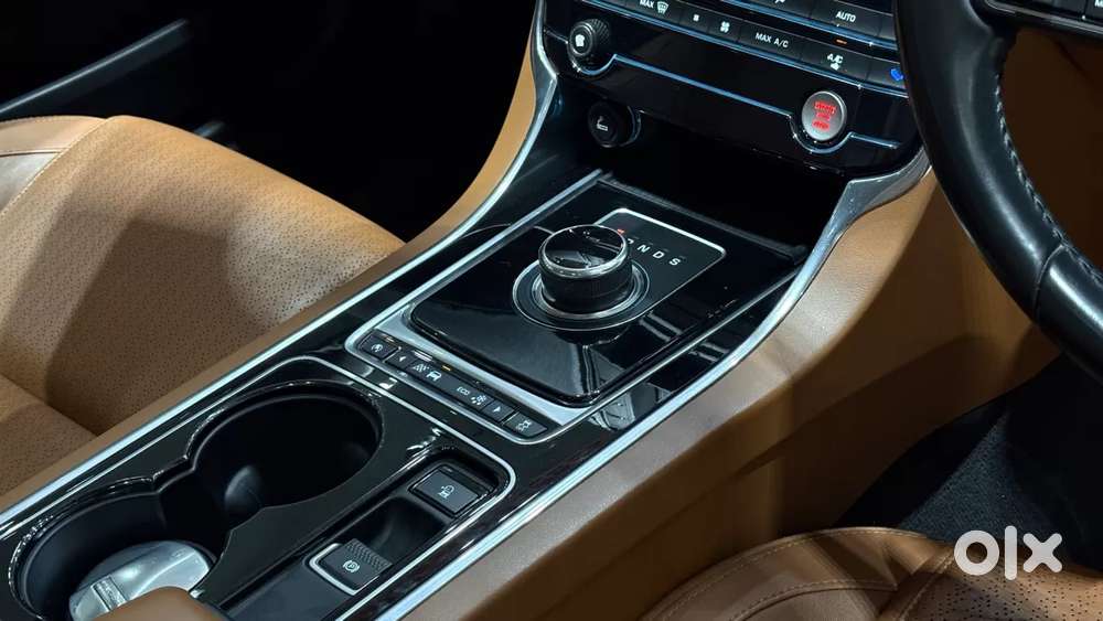 Jaguar Xe Portfolio, 2017, Petrol