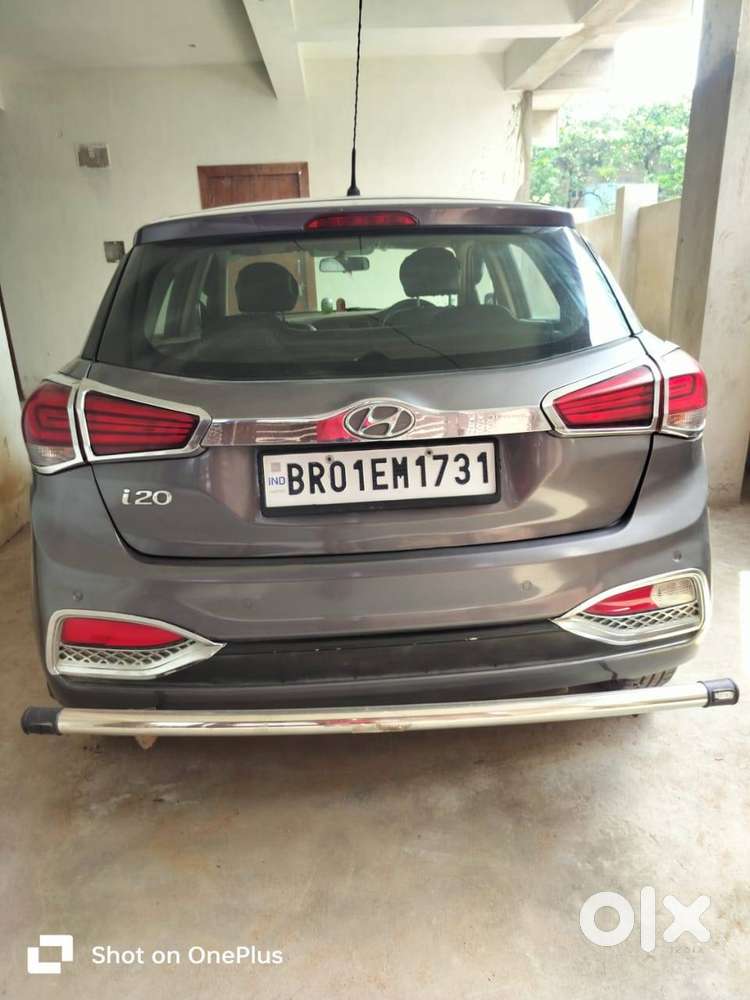Bhut Safe Se Hai Car Bhut Hi Kam Renge Me Chali Hai