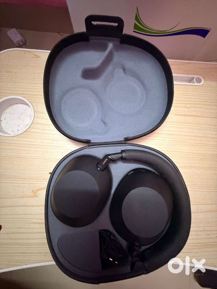 Sony WH-1000XM6 for sale. Black color.