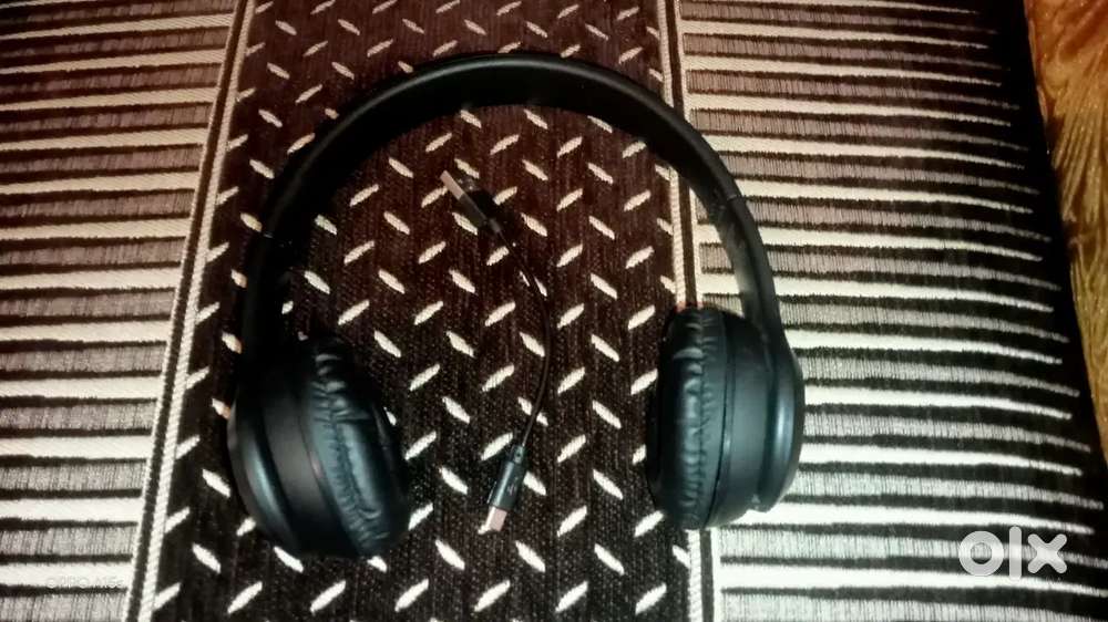 Black colour and best quality with charger 4k quality good product