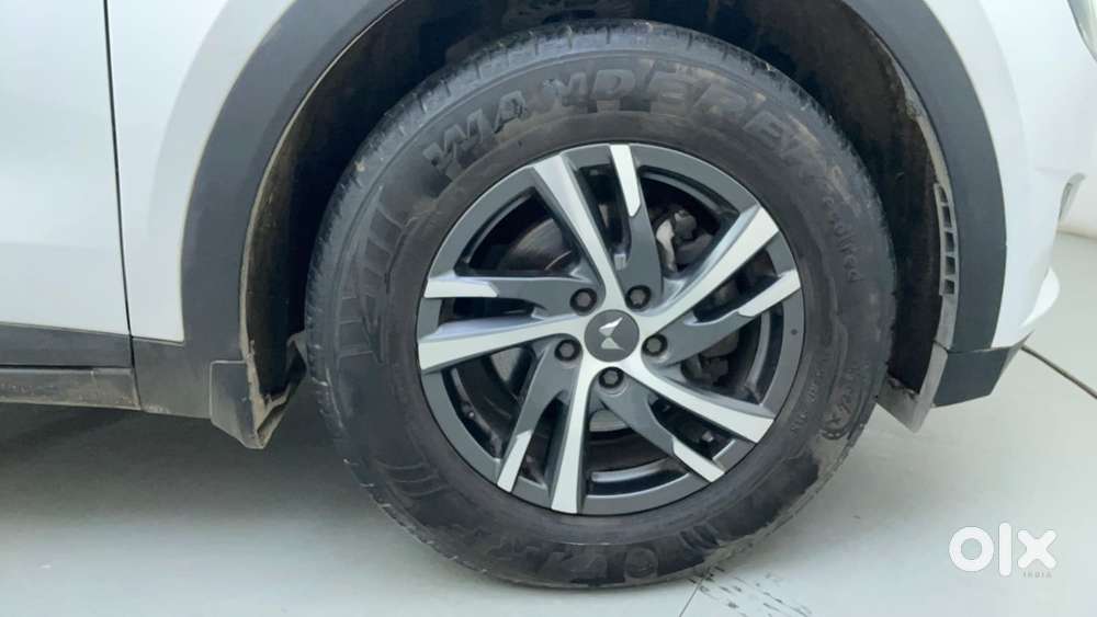 Mahindra Xuv700 2.0 Ax 5 Petrol Mt 7 Str, 2022, Petrol