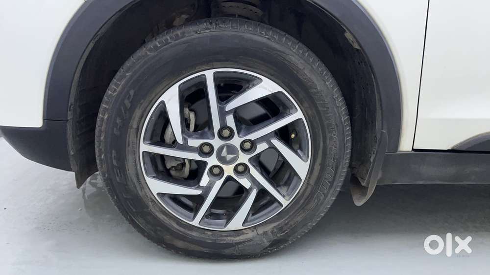 Mahindra Xuv300 1.2 W8 (o) Amt Petrol, 2023, Petrol