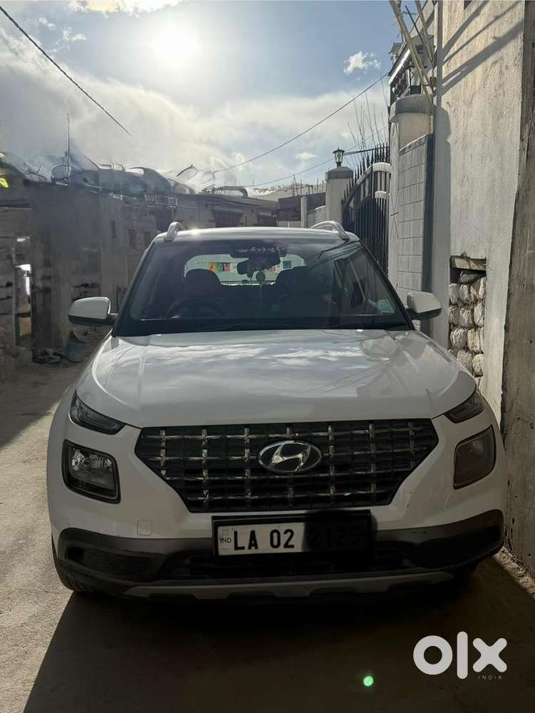 Hyundai Venue 2021 Petrol 40000 Km Driven