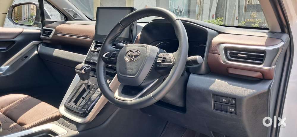 Toyota Innova Hycross