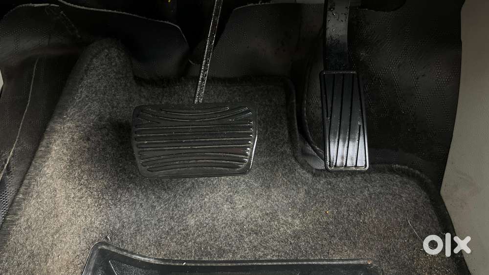 Mahindra Xuv300 1.2 W8 (o) Amt Petrol, 2023, Petrol