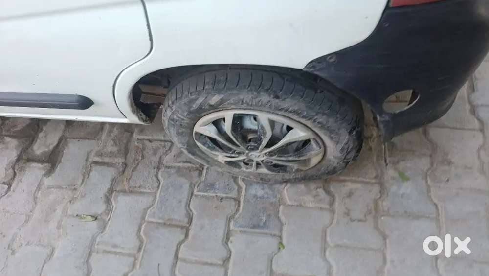 2007 Model Hai White Color Hai Charon Tyre Naya Hai