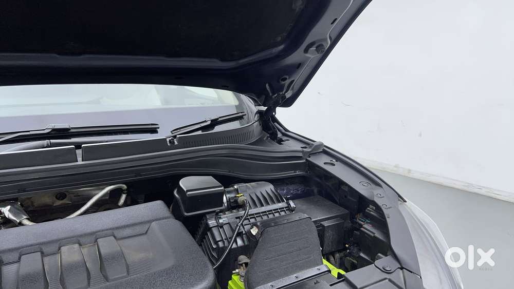 Mahindra Xuv700 2.2 Ax 7 Diesel At Luxury Pack Str Awd, 2022, Diesel