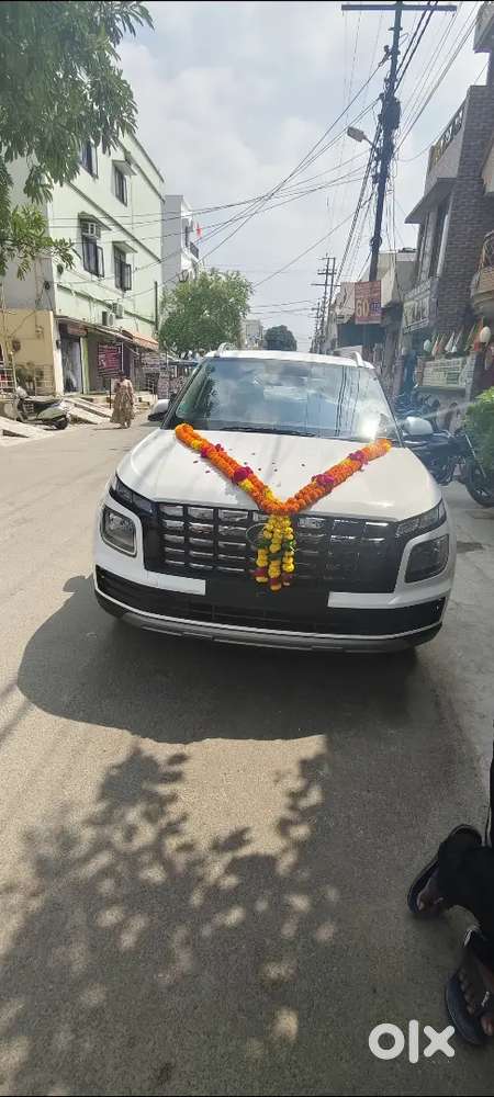 Hyundai Venue 2025 Petrol 5500 Km Driven