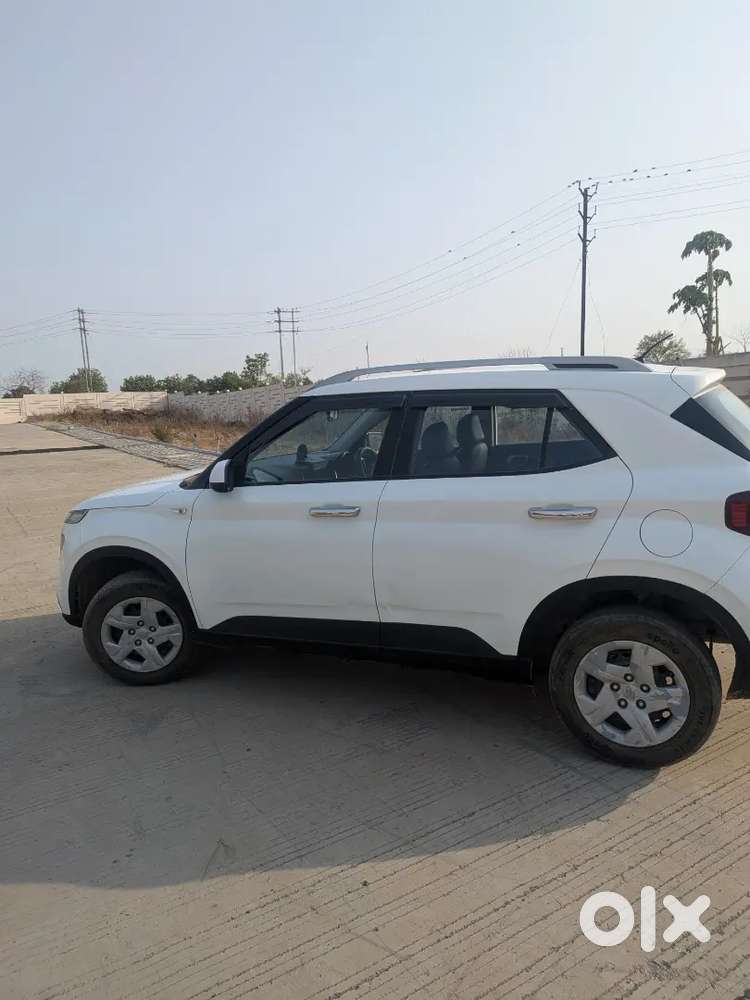 Brand New Venue Top Condition Petrol Variant