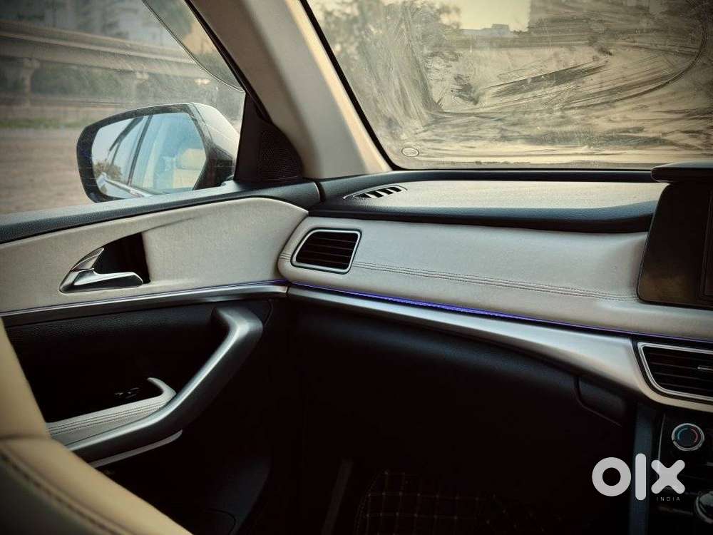 Mahindra Xuv700 2.0 Mx Petrol Mt 5 Str, 2024, Petrol