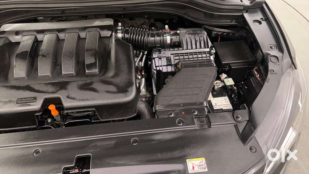 Mahindra Xuv700 2.0 Ax 5 Petrol Mt 7 Str, 2025, Petrol