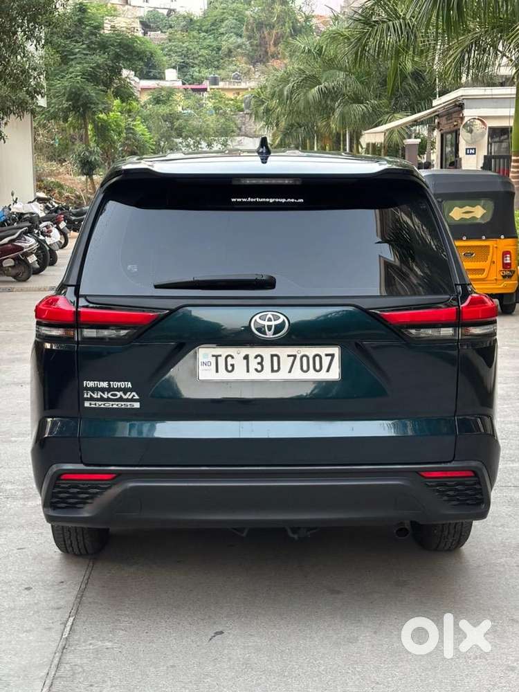 Toyota Innova Hycross 2025 Petrol 5500 Km Driven